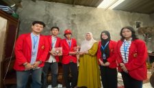 Mahasiswa KKN Universitas 17 Agustus 1945 (Untag) Surabaya bersama pemilik UMKM Sate Komoh Bu Santi berfoto usai penyerahan produk inovasi olahan sate berbasis frozen di Dusun Bendorejo, Desa Bendungan Jati, Kecamatan Pacet, Kabupaten Mojokerto, sebagai bagian dari upaya penguatan daya saing UMKM lokal. Foto: Pribadi