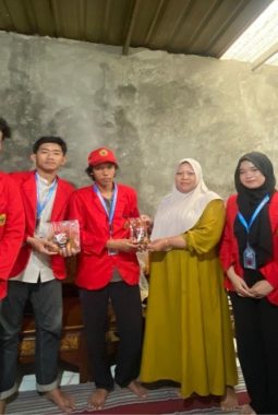 Diversifikasi Produk, Mahasiswa UNTAG Bantu UMKM Sate Komoh Perluas Pasar