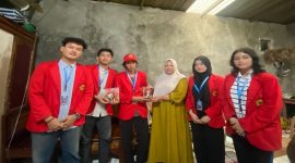 Mahasiswa KKN Universitas 17 Agustus 1945 (Untag) Surabaya bersama pemilik UMKM Sate Komoh Bu Santi berfoto usai penyerahan produk inovasi olahan sate berbasis frozen di Dusun Bendorejo, Desa Bendungan Jati, Kecamatan Pacet, Kabupaten Mojokerto, sebagai bagian dari upaya penguatan daya saing UMKM lokal. Foto: Pribadi