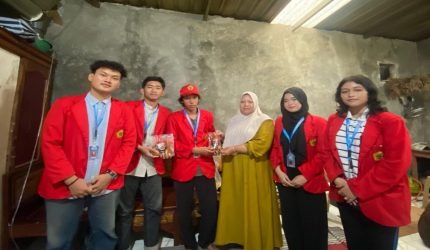 Mahasiswa KKN Universitas 17 Agustus 1945 (Untag) Surabaya bersama pemilik UMKM Sate Komoh Bu Santi berfoto usai penyerahan produk inovasi olahan sate berbasis frozen di Dusun Bendorejo, Desa Bendungan Jati, Kecamatan Pacet, Kabupaten Mojokerto, sebagai bagian dari upaya penguatan daya saing UMKM lokal. Foto: Pribadi