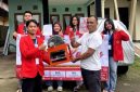 Tim KKN Universitas 17 Agustus 1945 (UNTAG) Surabaya menyerahkan mesin slicer pisang kepada pelaku UMKM Kurnia di Desa Bendungan Jati, Kecamatan Pacet, Kabupaten Mojokerto, sebagai upaya meningkatkan efisiensi produksi dan pemanfaatan bahan baku pisang secara optimal. Foto: Pribadi