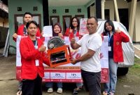 Tim KKN Universitas 17 Agustus 1945 (UNTAG) Surabaya menyerahkan mesin slicer pisang kepada pelaku UMKM Kurnia di Desa Bendungan Jati, Kecamatan Pacet, Kabupaten Mojokerto, sebagai upaya meningkatkan efisiensi produksi dan pemanfaatan bahan baku pisang secara optimal. Foto: Pribadi
