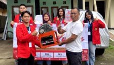 Tim KKN Universitas 17 Agustus 1945 (UNTAG) Surabaya menyerahkan mesin slicer pisang kepada pelaku UMKM Kurnia di Desa Bendungan Jati, Kecamatan Pacet, Kabupaten Mojokerto, sebagai upaya meningkatkan efisiensi produksi dan pemanfaatan bahan baku pisang secara optimal. Foto: Pribadi