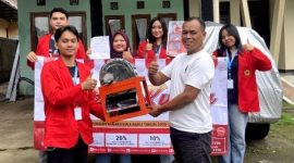 Tim KKN Universitas 17 Agustus 1945 (UNTAG) Surabaya menyerahkan mesin slicer pisang kepada pelaku UMKM Kurnia di Desa Bendungan Jati, Kecamatan Pacet, Kabupaten Mojokerto, sebagai upaya meningkatkan efisiensi produksi dan pemanfaatan bahan baku pisang secara optimal. Foto: Pribadi