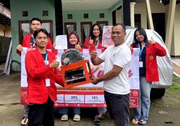 Tim KKN Universitas 17 Agustus 1945 (UNTAG) Surabaya menyerahkan mesin slicer pisang kepada pelaku UMKM Kurnia di Desa Bendungan Jati, Kecamatan Pacet, Kabupaten Mojokerto, sebagai upaya meningkatkan efisiensi produksi dan pemanfaatan bahan baku pisang secara optimal. Foto: Pribadi