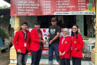 Mahasiswa Universitas 17 Agustus 1945 (UNTAG) Surabaya menyerahkan mesin produksi kepada pelaku UMKM kuliner di Dusun Kuripan, Kecamatan Pacet, Kabupaten Mojokerto, sebagai bagian dari program pengabdian masyarakat untuk meningkatkan efisiensi dan daya saing usaha mie ayam dan kuliner lokal. Foto: Pribadi