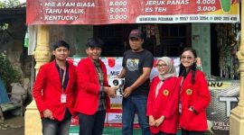 Mahasiswa Universitas 17 Agustus 1945 (UNTAG) Surabaya menyerahkan mesin produksi kepada pelaku UMKM kuliner di Dusun Kuripan, Kecamatan Pacet, Kabupaten Mojokerto, sebagai bagian dari program pengabdian masyarakat untuk meningkatkan efisiensi dan daya saing usaha mie ayam dan kuliner lokal. Foto: Pribadi