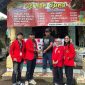Mahasiswa Universitas 17 Agustus 1945 (UNTAG) Surabaya menyerahkan mesin produksi kepada pelaku UMKM kuliner di Dusun Kuripan, Kecamatan Pacet, Kabupaten Mojokerto, sebagai bagian dari program pengabdian masyarakat untuk meningkatkan efisiensi dan daya saing usaha mie ayam dan kuliner lokal. Foto: Pribadi