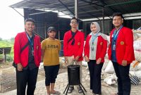 Mahasiswa UNTAG berfoto bersama dengan salah satu warga setelah memperkenalkan Tungku Pirolisis Tipe Drum yang dirancang secara ergonomis dan mudah dipindahkan. Foto: Pribadi