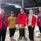 Mahasiswa UNTAG berfoto bersama dengan salah satu warga setelah memperkenalkan Tungku Pirolisis Tipe Drum yang dirancang secara ergonomis dan mudah dipindahkan. Foto: Pribadi