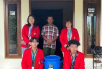 Mahasiswa KKN Universitas 17 Agustus 1945 Surabaya berfoto bersama mitra peternak domba di Desa Bendungan Jati, Kecamatan Pacet, Kabupaten Mojokerto, usai praktik pembuatan pakan ternak fermentasi menggunakan drum fermentasi. Foto: Pribadi