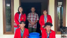 Mahasiswa KKN Universitas 17 Agustus 1945 Surabaya berfoto bersama mitra peternak domba di Desa Bendungan Jati, Kecamatan Pacet, Kabupaten Mojokerto, usai praktik pembuatan pakan ternak fermentasi menggunakan drum fermentasi. Foto: Pribadi