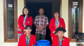 Mahasiswa KKN Universitas 17 Agustus 1945 Surabaya berfoto bersama mitra peternak domba di Desa Bendungan Jati, Kecamatan Pacet, Kabupaten Mojokerto, usai praktik pembuatan pakan ternak fermentasi menggunakan drum fermentasi. Foto: Pribadi