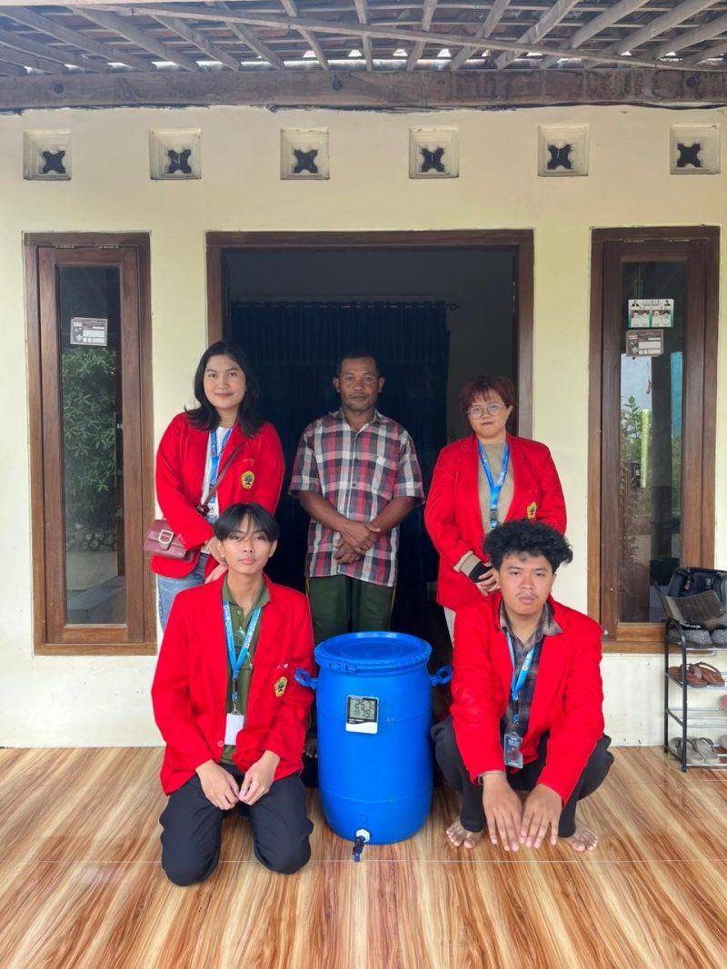 Mahasiswa KKN Universitas 17 Agustus 1945 Surabaya berfoto bersama mitra peternak domba di Desa Bendungan Jati, Kecamatan Pacet, Kabupaten Mojokerto, usai praktik pembuatan pakan ternak fermentasi menggunakan drum fermentasi. Foto: Pribadi