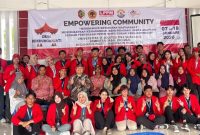 Mahasiswa Universitas 17 Agustus 1945 Surabaya bersama perangkat desa dan warga berfoto bersama usai kegiatan KKN di Desa Bendunganjati, Kecamatan Pacet, Kabupaten Mojokerto. Foto: Pribadi