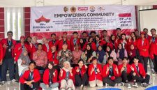 Mahasiswa Universitas 17 Agustus 1945 Surabaya bersama perangkat desa dan warga berfoto bersama usai kegiatan KKN di Desa Bendunganjati, Kecamatan Pacet, Kabupaten Mojokerto. Foto: Pribadi
