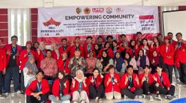Mahasiswa Universitas 17 Agustus 1945 Surabaya bersama perangkat desa dan warga berfoto bersama usai kegiatan KKN di Desa Bendunganjati, Kecamatan Pacet, Kabupaten Mojokerto. Foto: Pribadi