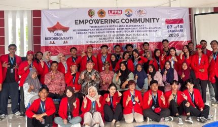 Mahasiswa Universitas 17 Agustus 1945 Surabaya bersama perangkat desa dan warga berfoto bersama usai kegiatan KKN di Desa Bendunganjati, Kecamatan Pacet, Kabupaten Mojokerto. Foto: Pribadi