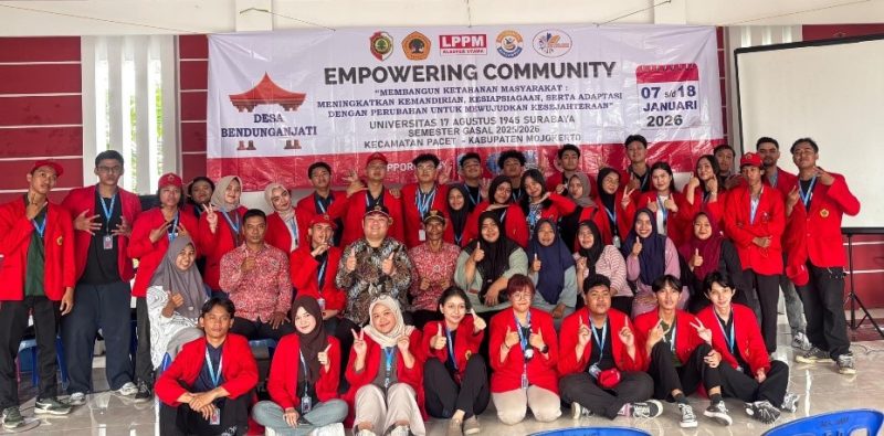 Mahasiswa Universitas 17 Agustus 1945 Surabaya bersama perangkat desa dan warga berfoto bersama usai kegiatan KKN di Desa Bendunganjati, Kecamatan Pacet, Kabupaten Mojokerto. Foto: Pribadi