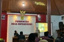 Mahasiswa KKN Universitas Sebelas Maret Kelompok 157 memaparkan materi pencegahan penipuan perbankan dan keamanan transaksi digital di Balai Desa Watangsono, Kecamatan Jatisrono, Kabupaten Wonogiri, Minggu (18/1/2026). Foto: Pribadi