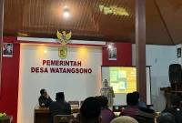 Mahasiswa KKN Universitas Sebelas Maret Kelompok 157 memaparkan materi pencegahan penipuan perbankan dan keamanan transaksi digital di Balai Desa Watangsono, Kecamatan Jatisrono, Kabupaten Wonogiri, Minggu (18/1/2026). Foto: Pribadi