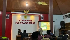 Mahasiswa KKN Universitas Sebelas Maret Kelompok 157 memaparkan materi pencegahan penipuan perbankan dan keamanan transaksi digital di Balai Desa Watangsono, Kecamatan Jatisrono, Kabupaten Wonogiri, Minggu (18/1/2026). Foto: Pribadi