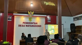 Mahasiswa KKN Universitas Sebelas Maret Kelompok 157 memaparkan materi pencegahan penipuan perbankan dan keamanan transaksi digital di Balai Desa Watangsono, Kecamatan Jatisrono, Kabupaten Wonogiri, Minggu (18/1/2026). Foto: Pribadi