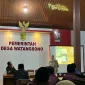 Mahasiswa KKN Universitas Sebelas Maret Kelompok 157 memaparkan materi pencegahan penipuan perbankan dan keamanan transaksi digital di Balai Desa Watangsono, Kecamatan Jatisrono, Kabupaten Wonogiri, Minggu (18/1/2026). Foto: Pribadi
