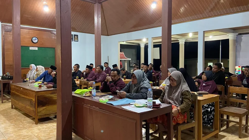 Perangkat desa, pelaku UMKM, dan warga mengikuti sosialisasi literasi digital dan pencegahan penipuan perbankan di Balai Desa Watangasono, Kecamatan Jatisrono, Kabupaten Wonogiri, Minggu (18/1/2026). Foto: Pribadi