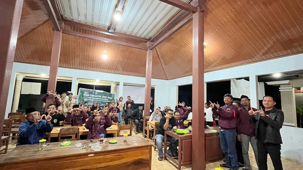 Mahasiswa KKN Tematik UNS 2026 bersama perangkat dan warga Desa Watangasono berfoto usai kegiatan sosialisasi literasi digital dan pencegahan penipuan perbankan di Balai Desa Watangasono, Kecamatan Jatisrono, Kabupaten Wonogiri, Minggu (18/1/2026). Foto: Pribadi