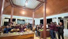 Mahasiswa KKN Tematik UNS 2026 bersama perangkat dan warga Desa Watangasono berfoto usai kegiatan sosialisasi literasi digital dan pencegahan penipuan perbankan di Balai Desa Watangasono, Kecamatan Jatisrono, Kabupaten Wonogiri, Minggu (18/1/2026). Foto: Pribadi