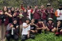 Mahasiswa KKN-PPM UMBY Kelompok 15 berfoto bersama warga Dusun Ngepoh Kidul usai pelaksanaan program optimalisasi talang air sebagai upaya pencegahan kontaminasi air bersih, Minggu (8/2/2026). Foto: pribadi