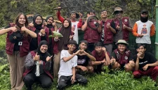 Mahasiswa KKN-PPM UMBY Kelompok 15 berfoto bersama warga Dusun Ngepoh Kidul usai pelaksanaan program optimalisasi talang air sebagai upaya pencegahan kontaminasi air bersih, Minggu (8/2/2026). Foto: pribadi