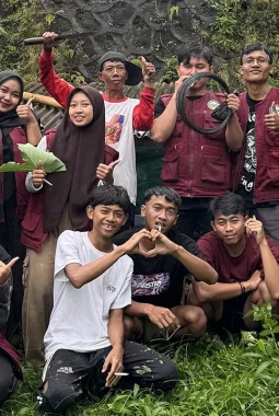 Mahasiswa KKN-PPM UMBY 2026 Tindak Lanjuti Keluhan Warga, Pasang Jaring Penutup Talang Air di Dusun Ngepoh Kidul
