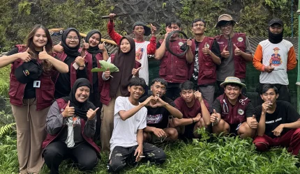 Mahasiswa KKN-PPM UMBY Kelompok 15 berfoto bersama warga Dusun Ngepoh Kidul usai pelaksanaan program optimalisasi talang air sebagai upaya pencegahan kontaminasi air bersih, Minggu (8/2/2026). Foto: pribadi