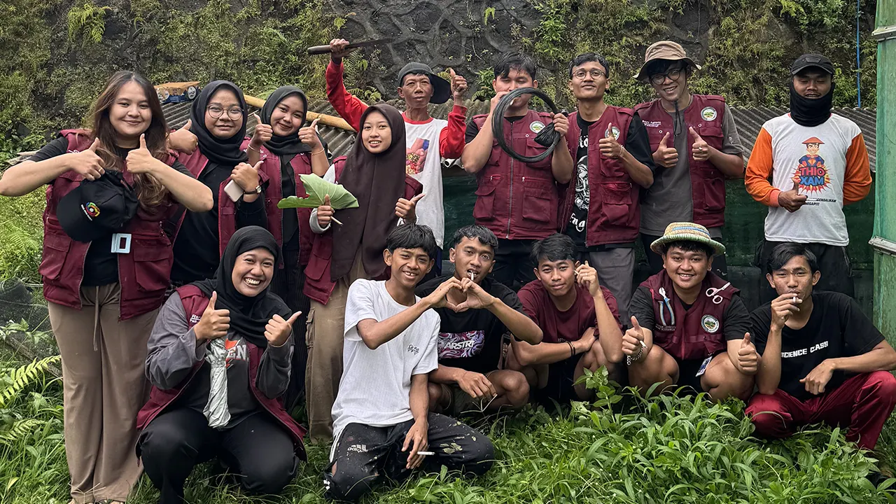 Mahasiswa KKN-PPM UMBY Kelompok 15 berfoto bersama warga Dusun Ngepoh Kidul usai pelaksanaan program optimalisasi talang air sebagai upaya pencegahan kontaminasi air bersih, Minggu (8/2/2026). Foto: pribadi