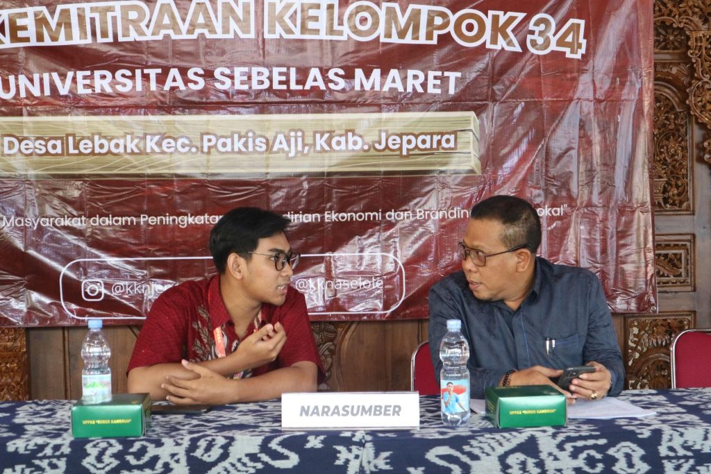 Anggota DPRD Jawa Tengah Sedang Berbincang dengan Mahasiswa KKN. Foto: Pribadi
