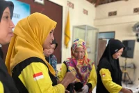 Anggota Kelompok Wanita Tani (KWT) Desa Semagung memotong kecil sampah dapur untuk pembuatan pupuk organik cair (POC). Foto: Tim KKN 114 Desa Semagung, Bagelen, Purworejo