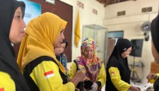 Anggota Kelompok Wanita Tani (KWT) Desa Semagung memotong kecil sampah dapur untuk pembuatan pupuk organik cair (POC). Foto: Tim KKN 114 Desa Semagung, Bagelen, Purworejo