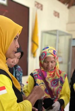 Kreatif dan Peduli Lingkungan, Mahasiswa KKN UNS Ajak Kelompok Wanita Tani Olah Sampah Dapur Jadi POC