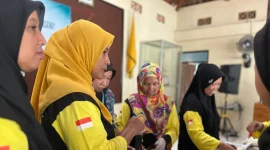 Anggota Kelompok Wanita Tani (KWT) Desa Semagung memotong kecil sampah dapur untuk pembuatan pupuk organik cair (POC). Foto: Tim KKN 114 Desa Semagung, Bagelen, Purworejo