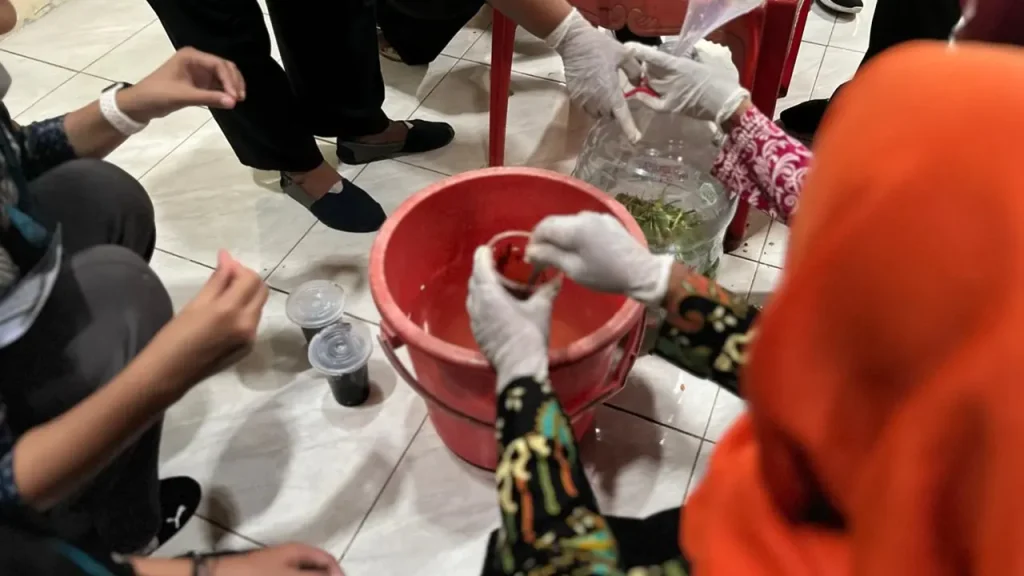 Anggota Kelompok Wanita Tani (KWT) Desa Semagung praktik membuat pupuk organik cair (POC) menggunakan EM4 dan molase. Foto: Tim KKN 114 Desa Semagung, Bagelen, Purworejo