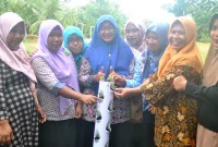 Antusiasme ibu-ibu PKK Desa Glesungrejo mengikuti pelatihan sistem vertikultur dan penanaman TOGA. Foto: Dok. KKN UNS 163