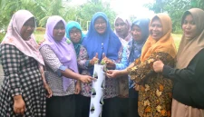 Antusiasme ibu-ibu PKK Desa Glesungrejo mengikuti pelatihan sistem vertikultur dan penanaman TOGA. Foto: Dok. KKN UNS 163