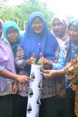 Bersama PKK, KKN UNS 163 Dorong Ketahanan Pangan Keluarga Lewat Vertikultur dan TOGA di Glesungrejo
