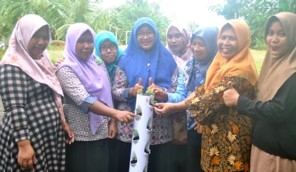 Antusiasme ibu-ibu PKK Desa Glesungrejo mengikuti pelatihan sistem vertikultur dan penanaman TOGA. Foto: Dok. KKN UNS 163