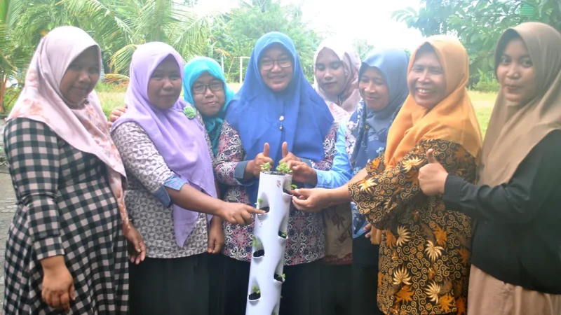 Antusiasme ibu-ibu PKK Desa Glesungrejo mengikuti pelatihan sistem vertikultur dan penanaman TOGA. Foto: Dok. KKN UNS 163