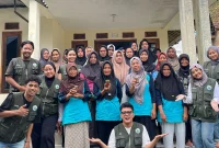 Mahasiswa Pengabdian Masyarakat UMBY berfoto bersama warga dan pelaku UMKM Dusun Dakawu, Desa Banyusidi, Kecamatan Pakis, Kabupaten Magelang, usai pelatihan inovasi sambal siap santap, Sabtu (29/1/2026). Program ini bertujuan meningkatkan nilai jual hasil panen cabai melalui pengolahan dan pengemasan produk yang higienis serta pemasaran digital. Foto: Pribadi