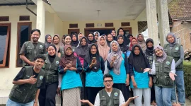 Mahasiswa Pengabdian Masyarakat UMBY berfoto bersama warga dan pelaku UMKM Dusun Dakawu, Desa Banyusidi, Kecamatan Pakis, Kabupaten Magelang, usai pelatihan inovasi sambal siap santap, Sabtu (29/1/2026). Program ini bertujuan meningkatkan nilai jual hasil panen cabai melalui pengolahan dan pengemasan produk yang higienis serta pemasaran digital. Foto: Pribadi