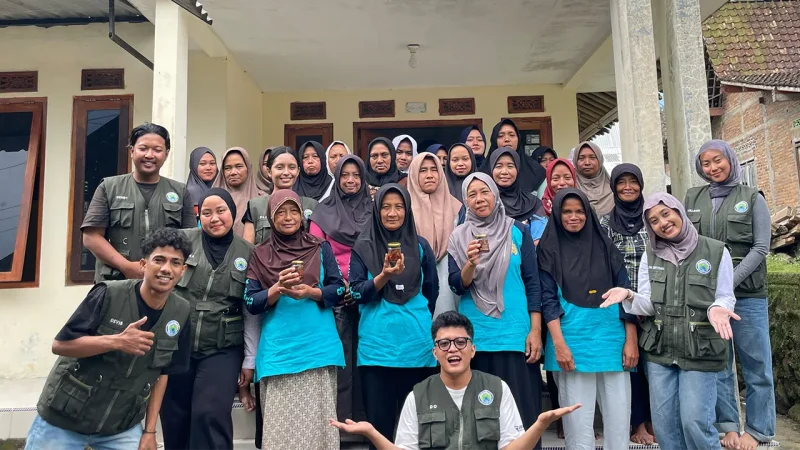 Mahasiswa Pengabdian Masyarakat UMBY berfoto bersama warga dan pelaku UMKM Dusun Dakawu, Desa Banyusidi, Kecamatan Pakis, Kabupaten Magelang, usai pelatihan inovasi sambal siap santap, Sabtu (29/1/2026). Program ini bertujuan meningkatkan nilai jual hasil panen cabai melalui pengolahan dan pengemasan produk yang higienis serta pemasaran digital. Foto: Pribadi